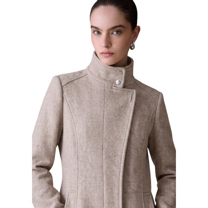 Detalle frontal del abrigo de mujer Liu-Jo beige WF6412 T720A