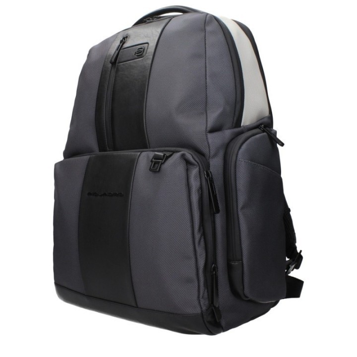 Mochila Piquadro para hombre en nailon gris vista lateral con compartimento para portátil y logo frontal