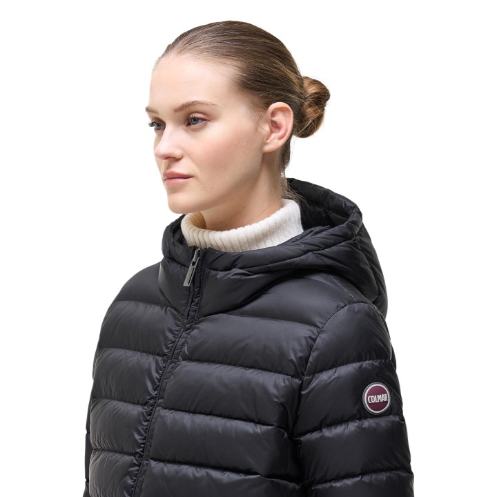 Colmar Originals chaqueta acolchada de mujer negra con capucha detalle del cuello y hombro