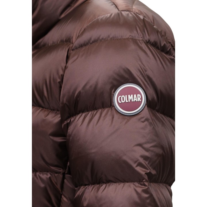 Detalle del logotipo Colmar Originals en chaqueta acolchada marrón