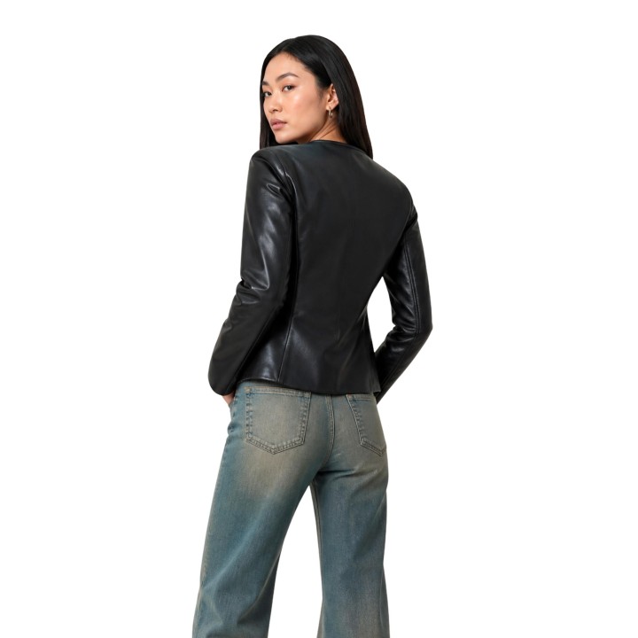 Only chaqueta de mujer negra de cuero sintético vista tres cuartos