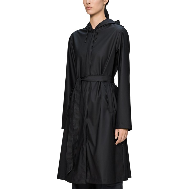 Detalle frontal de gabardina negra Rains para mujer modelo 12040