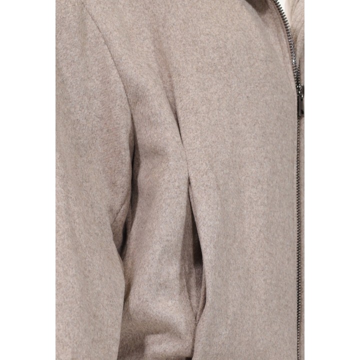 Detalle de tejido y cremallera de chaqueta Choral beige claro SLI6GB026249D
