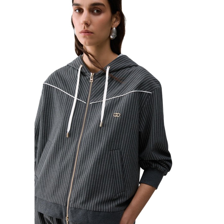 Detalle frontal de chaqueta Liu-Jo de mujer gris y blanca TF6200 T691A