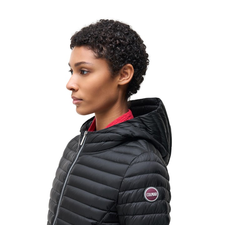 Detalle lateral de chaqueta negra de mujer Colmar Originals 2172 9VX