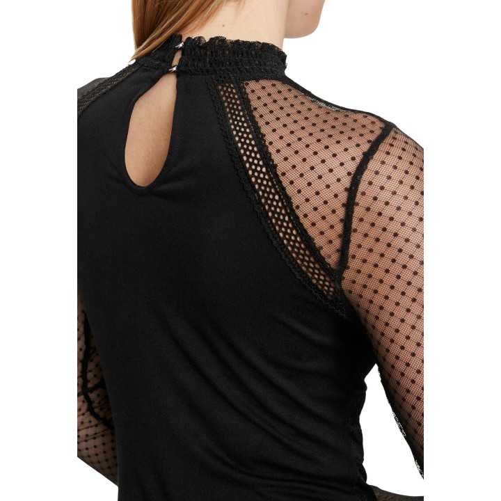 Detalle del cuello y manga de tul con lunares del body negro Morgan De Toi 241-TJULIE