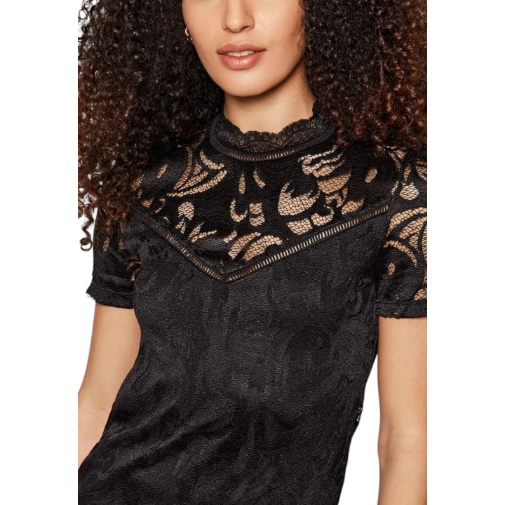Detalle frontal de camiseta de encaje negra para mujer Vila Clothes