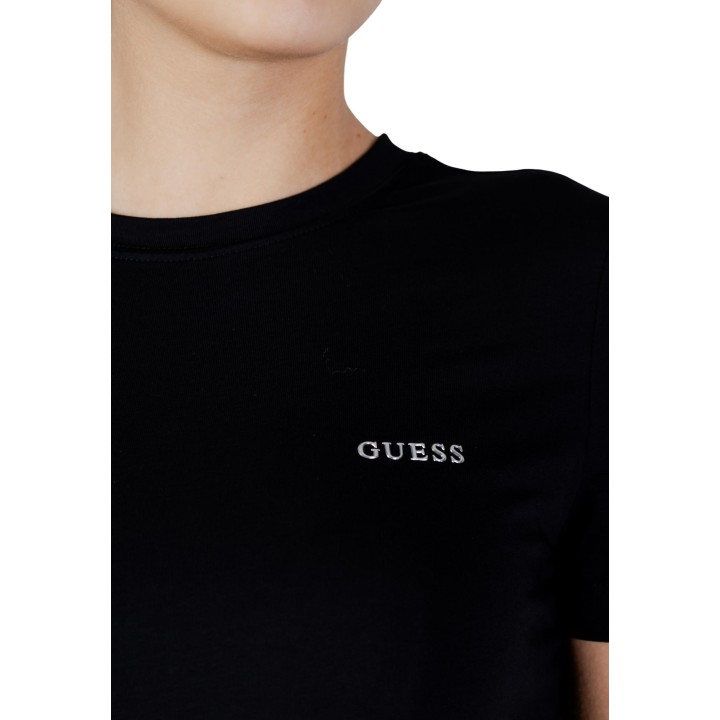 Detalle del logo de camiseta negra Guess Active Tracey CN SS