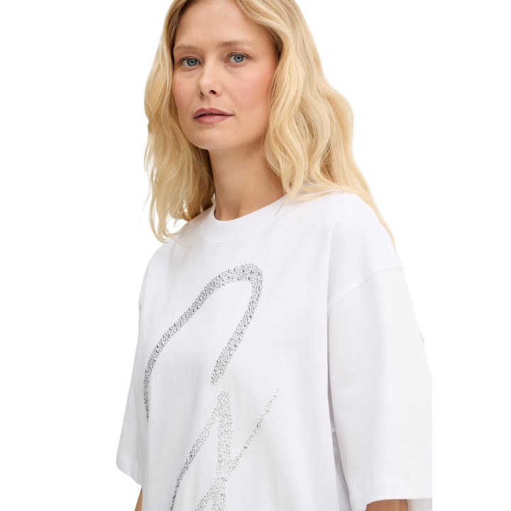 Detalle frontal tres cuartos de camiseta blanca Guess de mujer W6GI39 K3478
