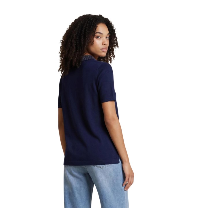 Guess camiseta polo de mujer azul de lana merino vista tres cuartos posterior