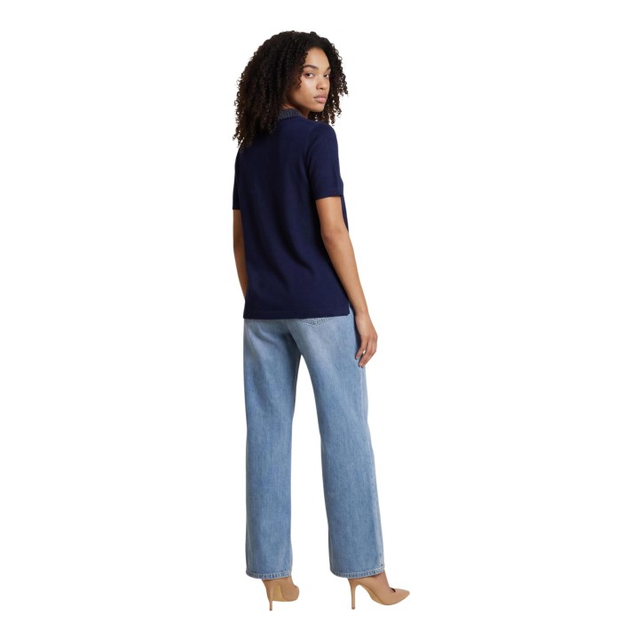 Guess camiseta polo de mujer azul de lana merino vista posterior tres cuartos