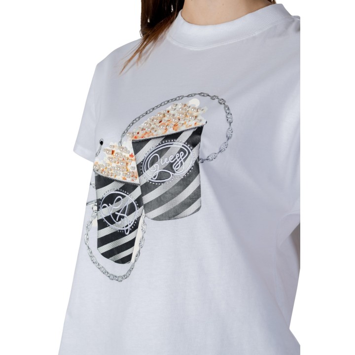 Detalle del estampado de perlas y cadenas de camiseta Guess blanca de mujer