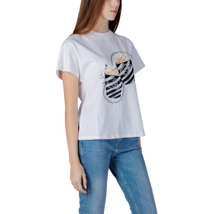 Camiseta Guess blanca de mujer con estampado frontal vista de tres cuartos
