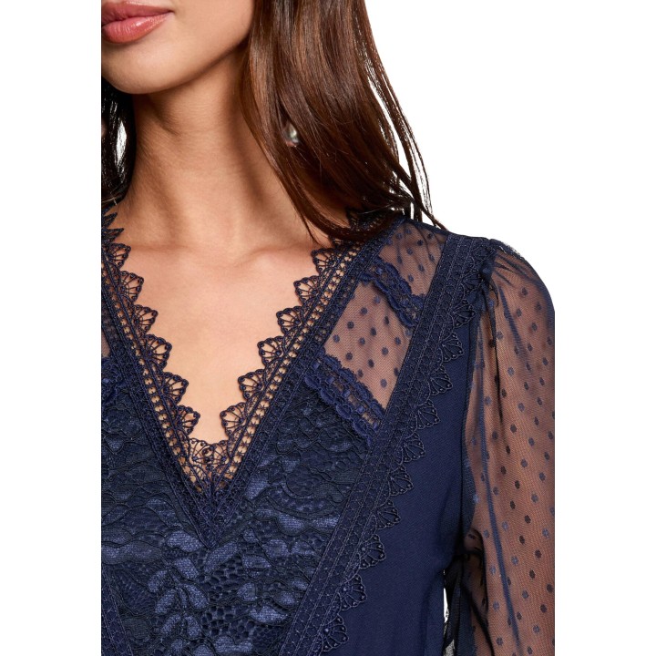 Detalle de encaje y tul de camiseta de mujer Morgan De Toi 251-Tagado azul marino