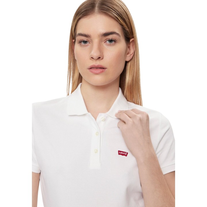 Detalle frontal de camiseta polo Levi's de mujer blanca 52599-0000