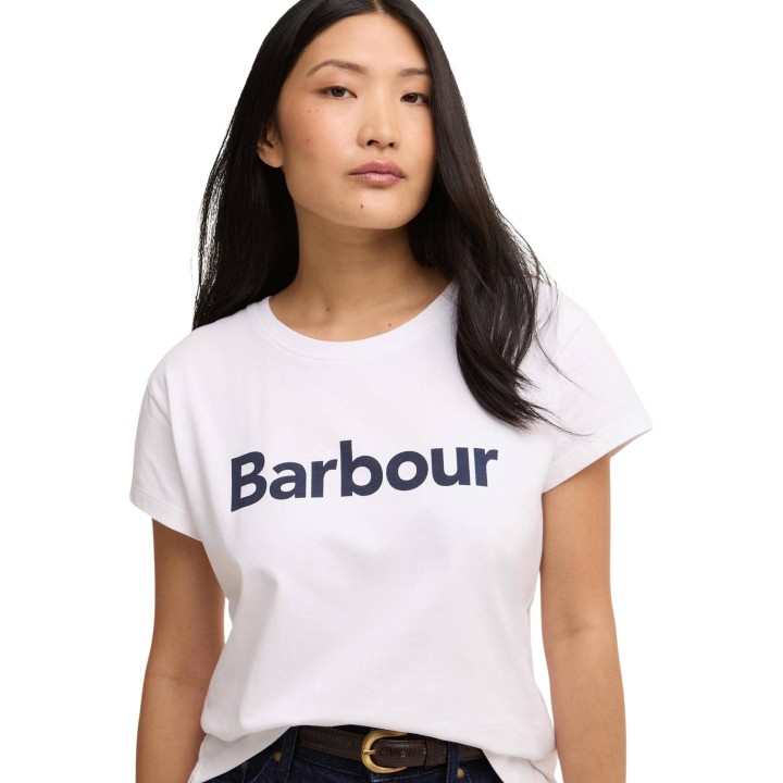 Detalle frontal de camiseta blanca de mujer Barbour Hartland LTS0717