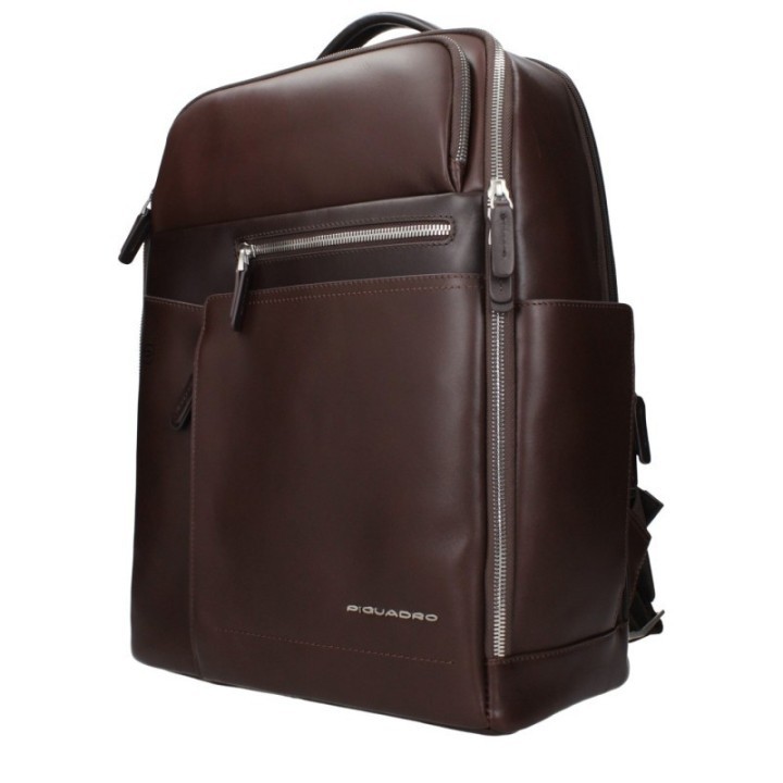Mochila de piel marron para hombre Piquadro vista trescuartos derecha