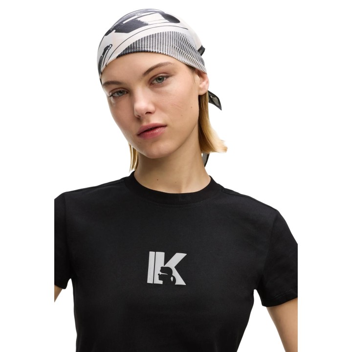Detalle frontal de camiseta negra de mujer Karl Lagerfeld Jeans B2W17064