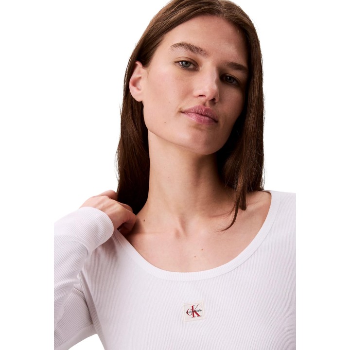 Detalle frontal de camiseta blanca Calvin Klein Jeans de mujer LV047D218G