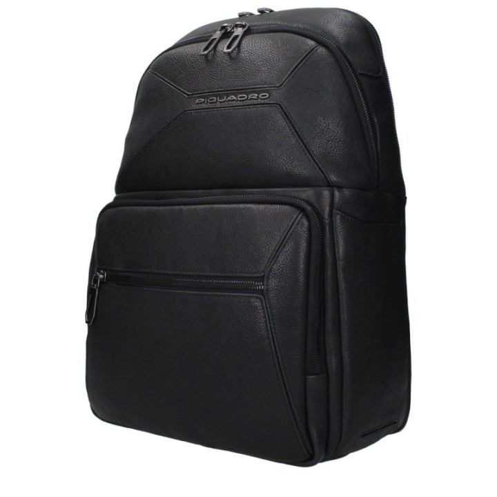 Mochila Piquadro de piel negra para hombre vista lateral con bolsillo frontal y asas ajustables