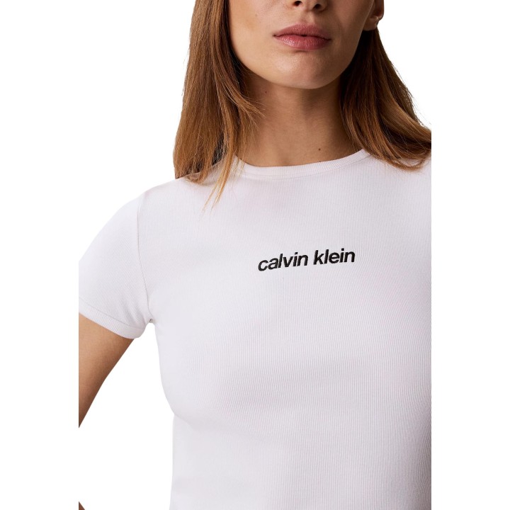 Detalle de camiseta blanca de mujer Calvin Klein Jeans con logo frontal