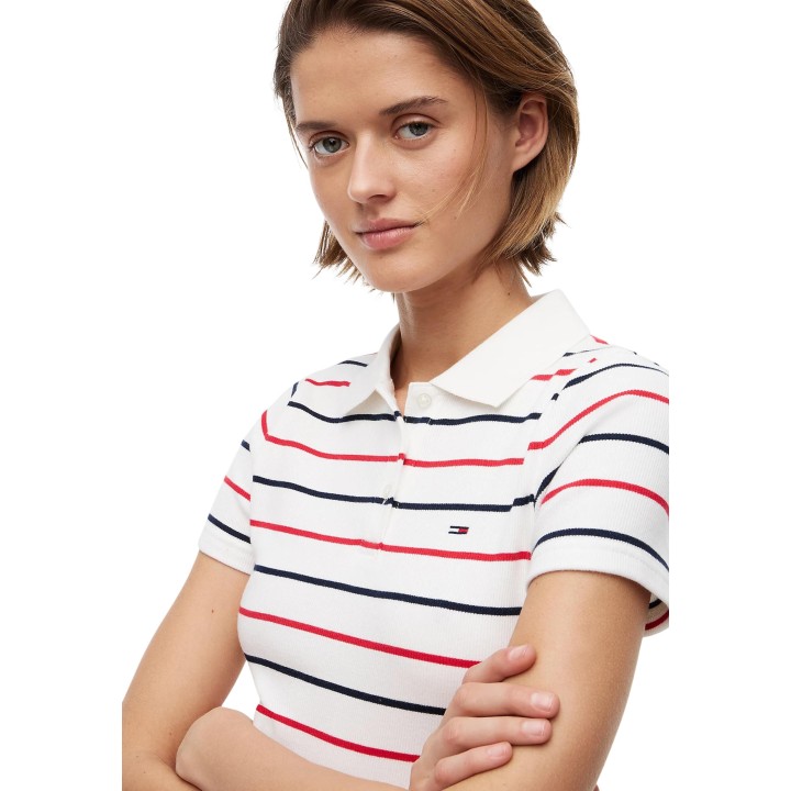 Detalle frontal de camiseta blanca de mujer Tommy Hilfiger Jeans DW0DW22327