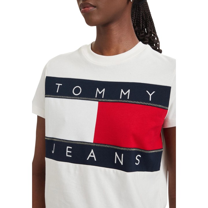 Detalle frontal de camiseta blanca de mujer Tommy Hilfiger Jeans DW0DW22818