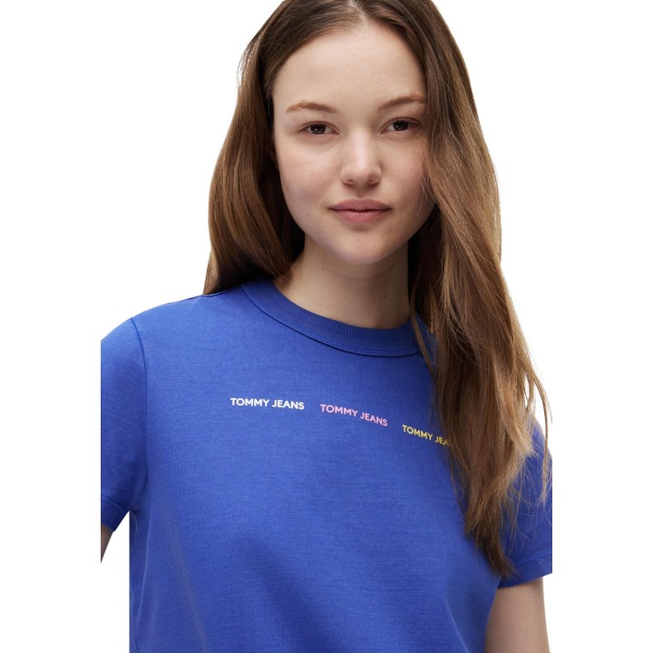 Detalle frontal de camiseta azul de mujer Tommy Hilfiger Jeans DW0DW22905