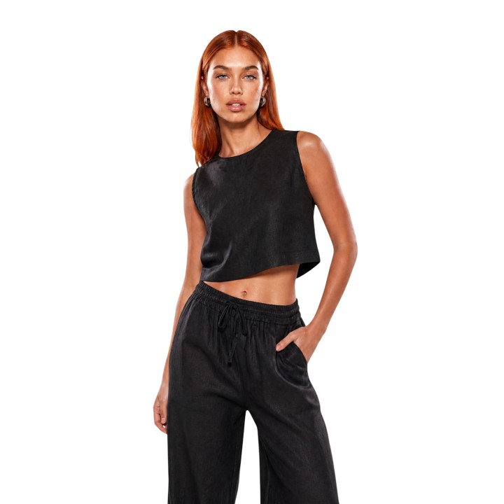 I am top corto de lino negro para mujer vista frontal modelo 17612