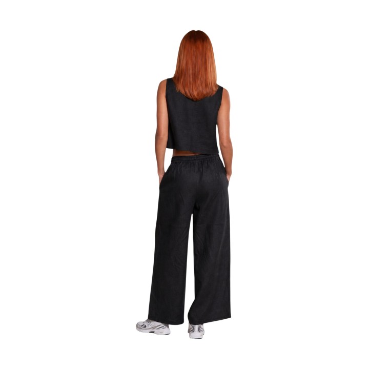 I am top corto de lino negro para mujer vista posterior modelo 17612