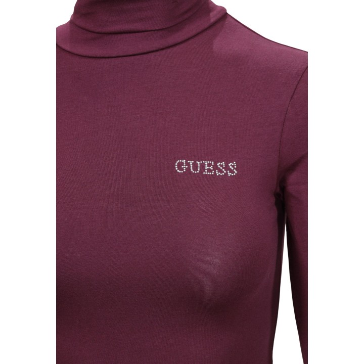 Detalle del logo Guess en camiseta de mujer Greta de color burdeos