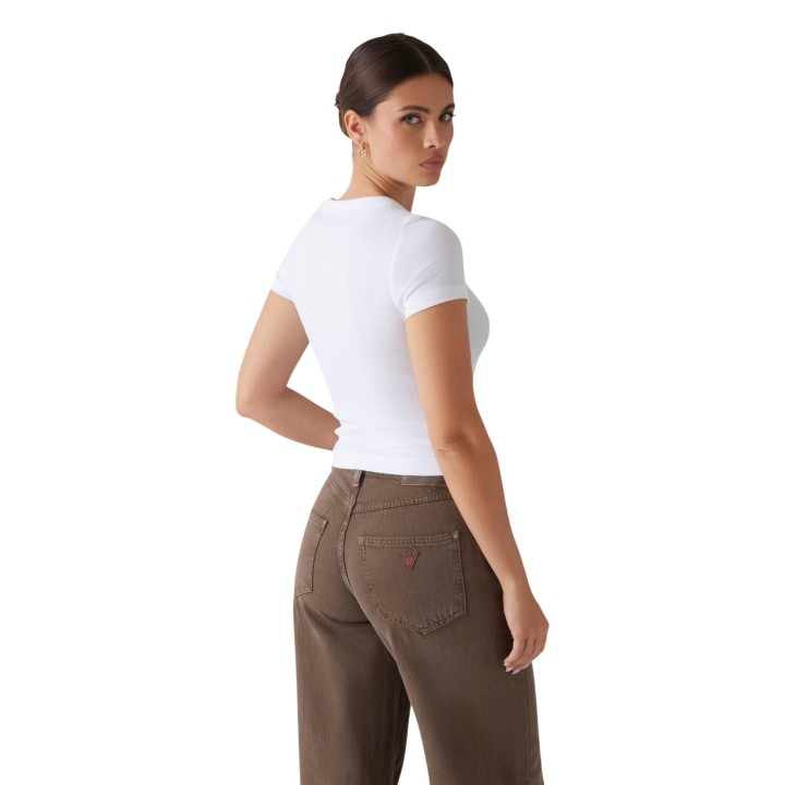 Guess camiseta de mujer blanca de canalé vista posterior tres cuartos