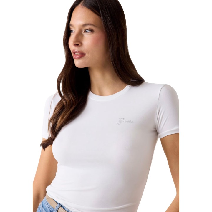 Detalle de camiseta Guess de mujer blanca con mini logo