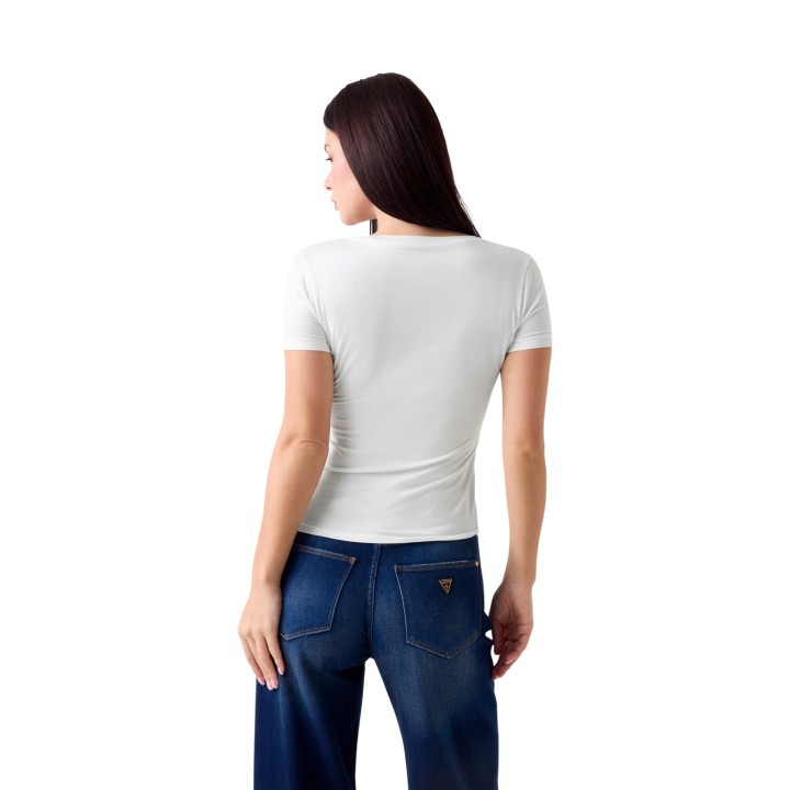 Guess camiseta blanca de mujer W6YI13 K3853 en vista posterior