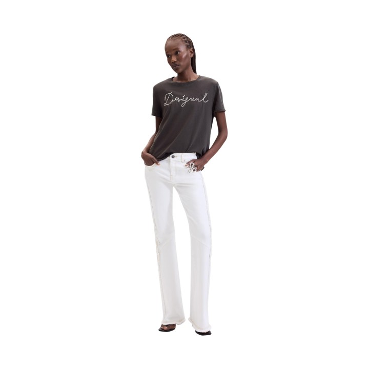 Desigual camiseta de mujer negra TS_NEENA 26WWTK39 en vista frontal de cuerpo entero