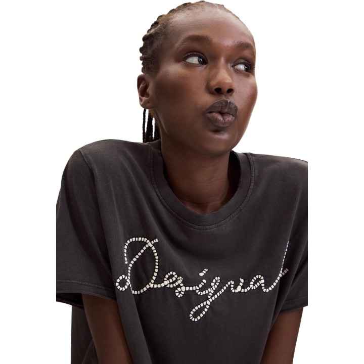 Detalle frontal de camiseta negra Desigual de mujer TS_NEENA 26WWTK39