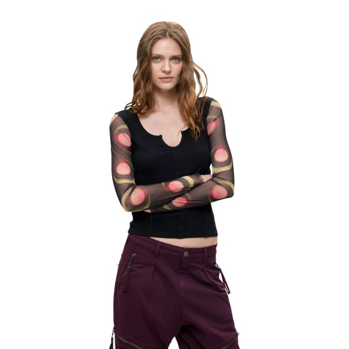 Desigual camiseta de mujer negra con mangas de malla estampadas vista frontal