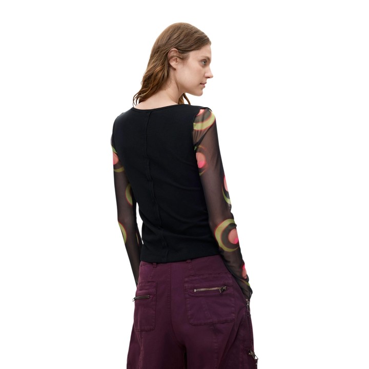 Desigual camiseta de mujer negra con mangas de malla estampadas vista posterior