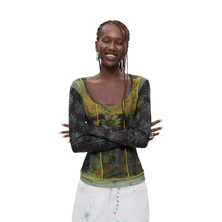 Camiseta de mujer Desigual negra estampada vista frontal