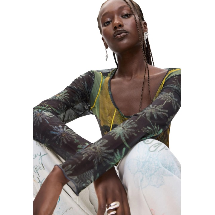 Detalle de camiseta de mujer Desigual negra estampada