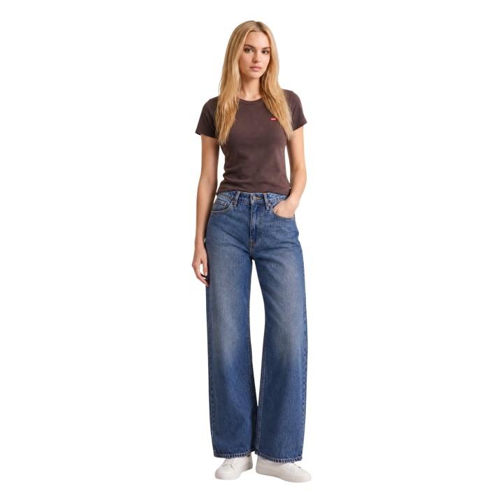 Levi's® camiseta de mujer marrón vista frontal con vaqueros
