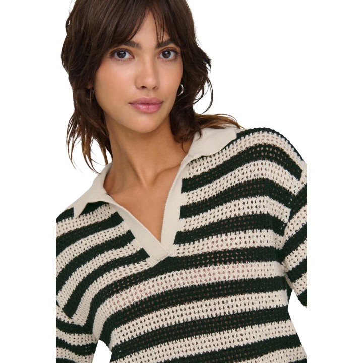 Detalle de cuello y tejido de camiseta Jacqueline de Yong negra y beige