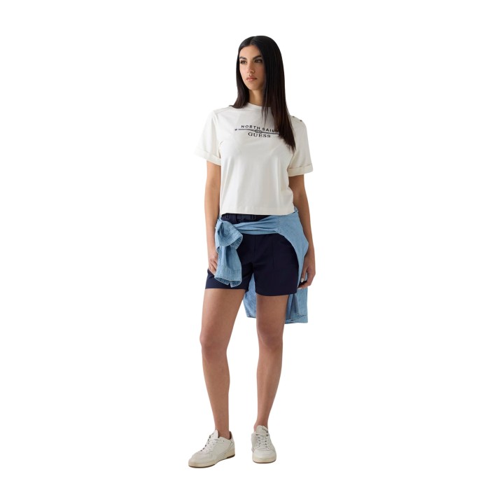 Camiseta Guess de mujer color crema con logo frontal en vista de tres cuartos