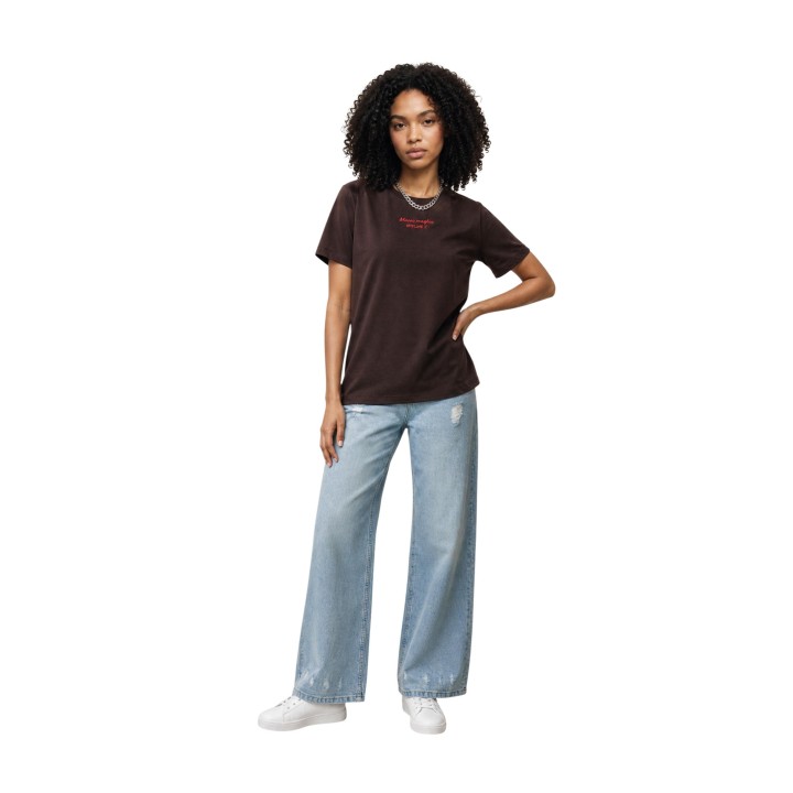 Only camiseta blanca de mujer 15373449 vista frontal con modelo de cuerpo entero