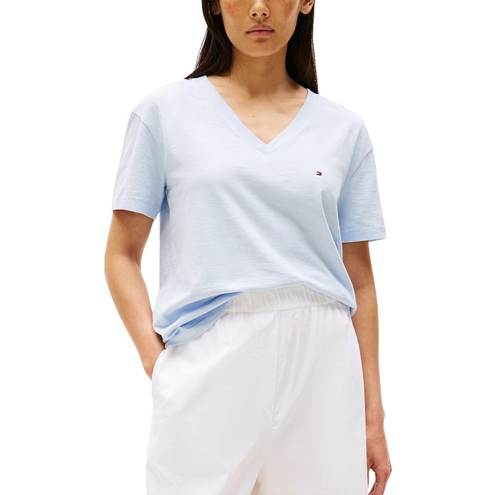 Camiseta de mujer Tommy Hilfiger azul claro con cuello de pico vista frontal