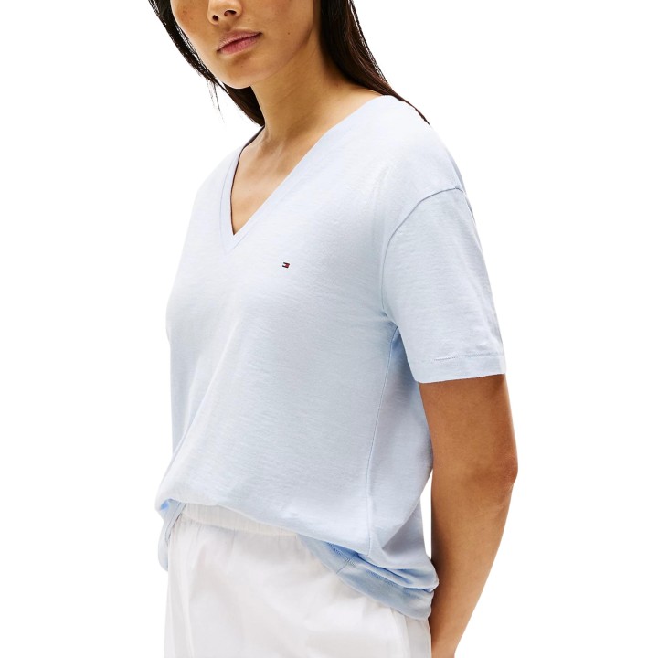 Camiseta de mujer Tommy Hilfiger azul claro con cuello de pico vista de tres cuartos