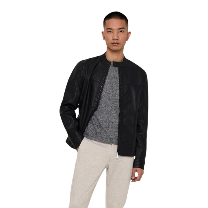 Only & Sons chaqueta racer de hombre negra de PU en vista tres cuartos