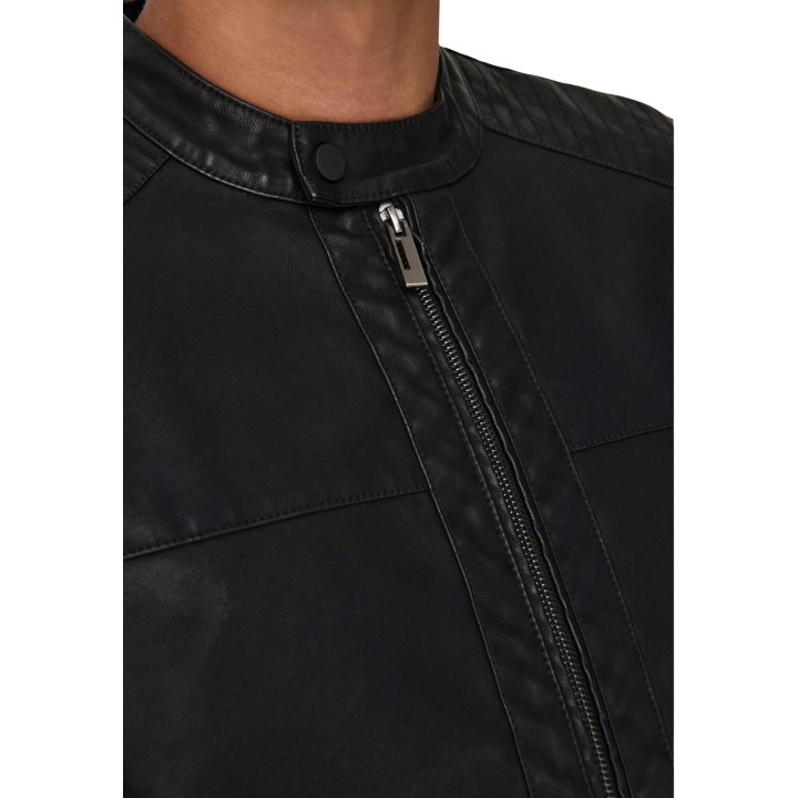 Only & Sons chaqueta racer de hombre negra de PU en detalle del cierre frontal