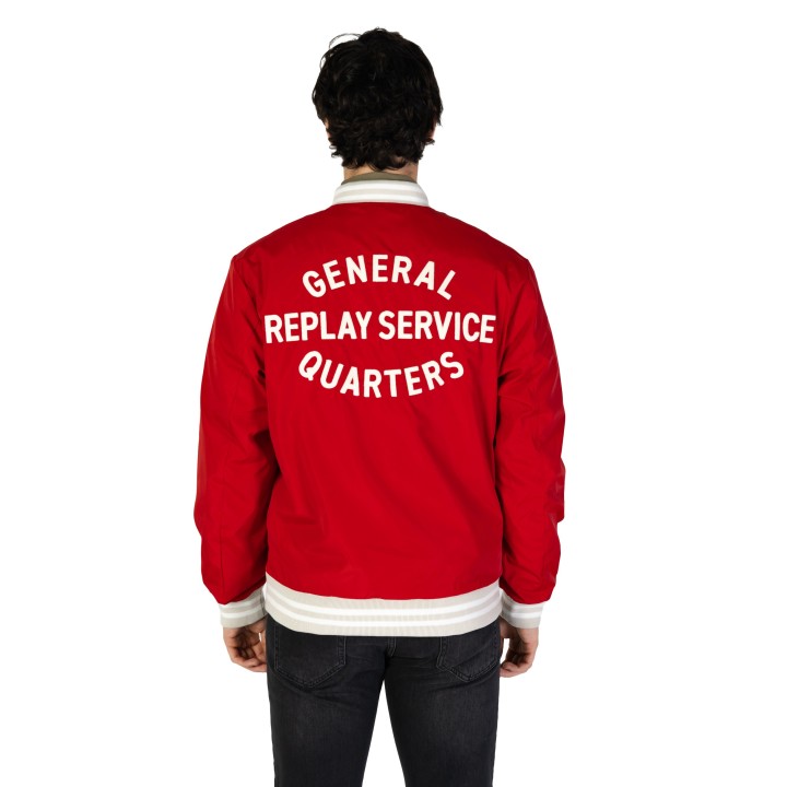 Chaqueta roja Replay para hombre M8440.000.85120 en vista posterior