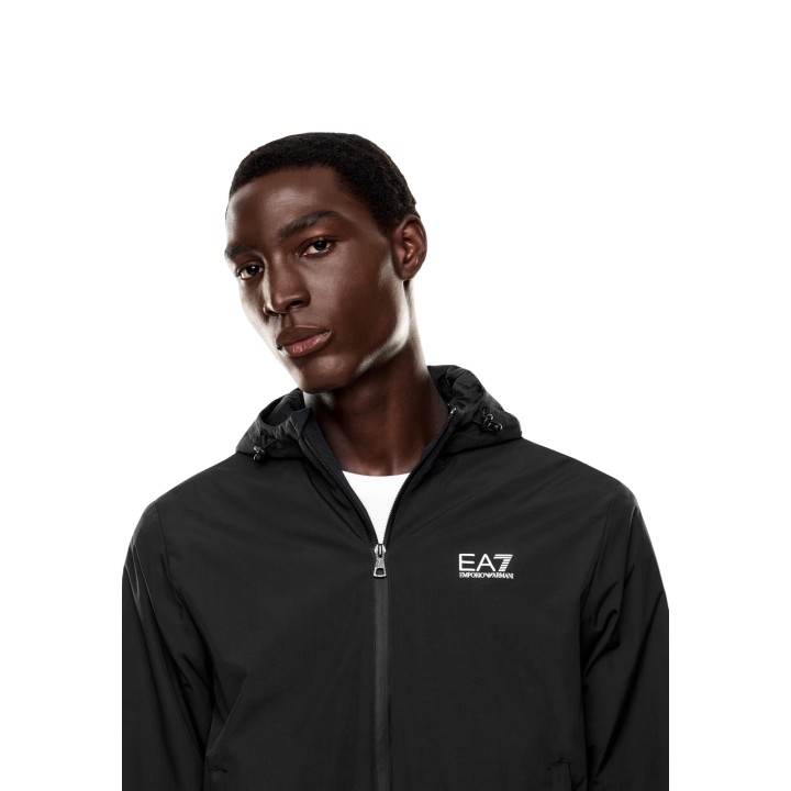 Detalle frontal de chaqueta EA7 de hombre negra 8NPB21 PNFZZ